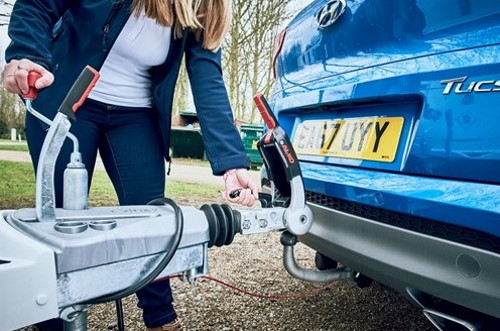 Checking the tow bar and hitch are correctly locked