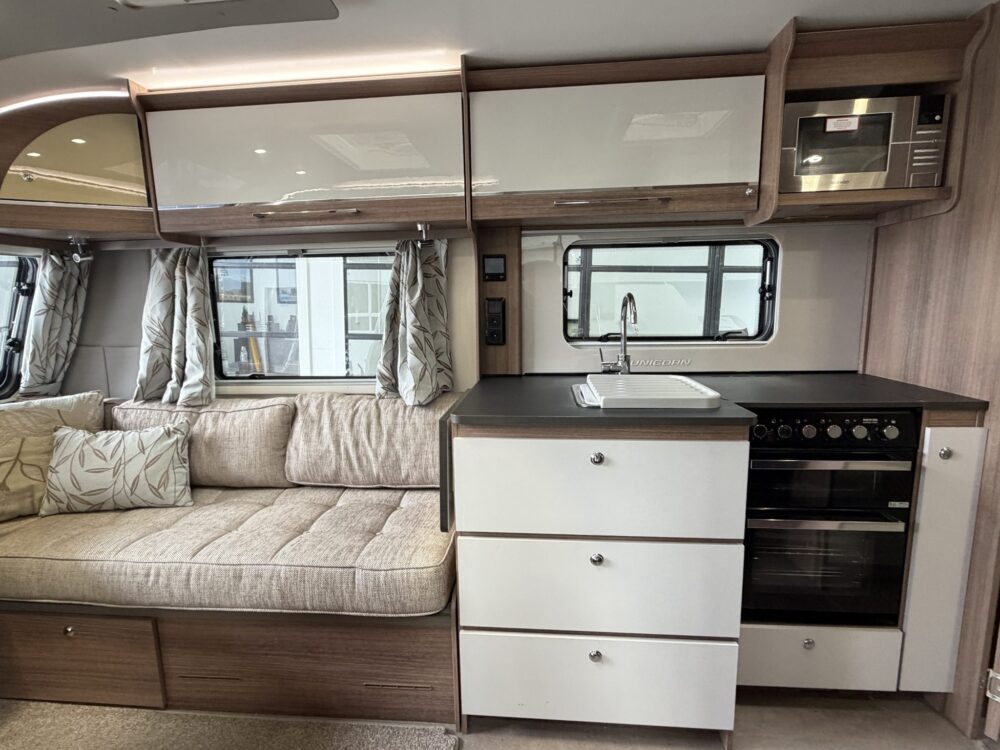 2019 Bailey Unicorn Pamplona 21ft Centre Bathroom Rear Bed – image 2 of 15