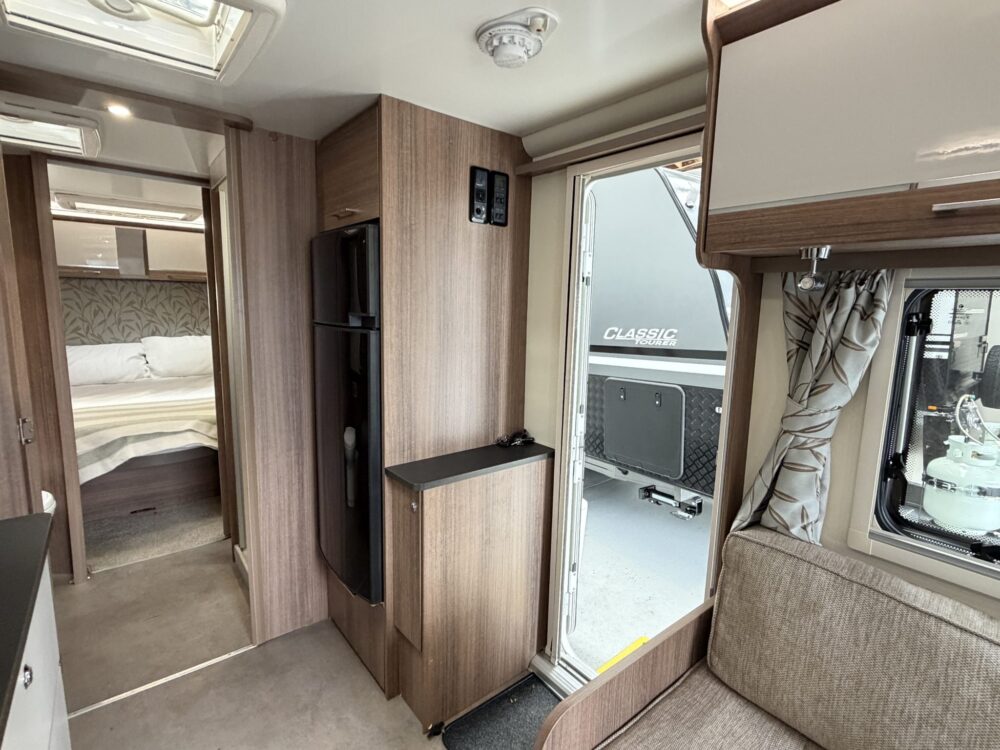 2019 Bailey Unicorn Pamplona 21ft Centre Bathroom Rear Bed – image 3 of 15