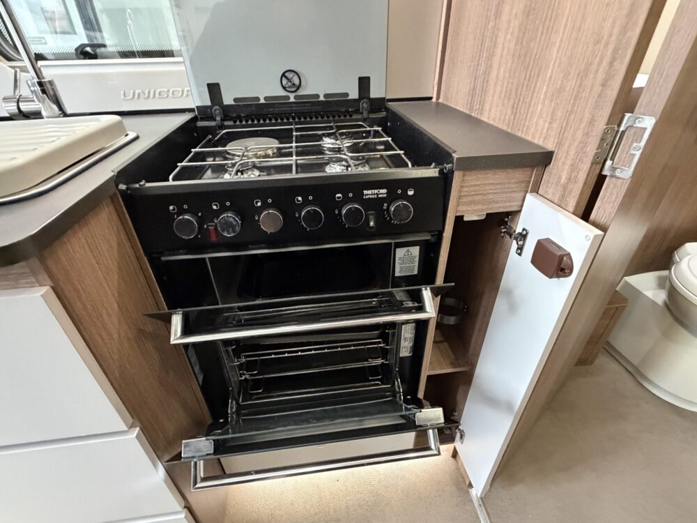 2019 Bailey Unicorn Pamplona 21ft Centre Bathroom Rear Bed – image 4 of 15