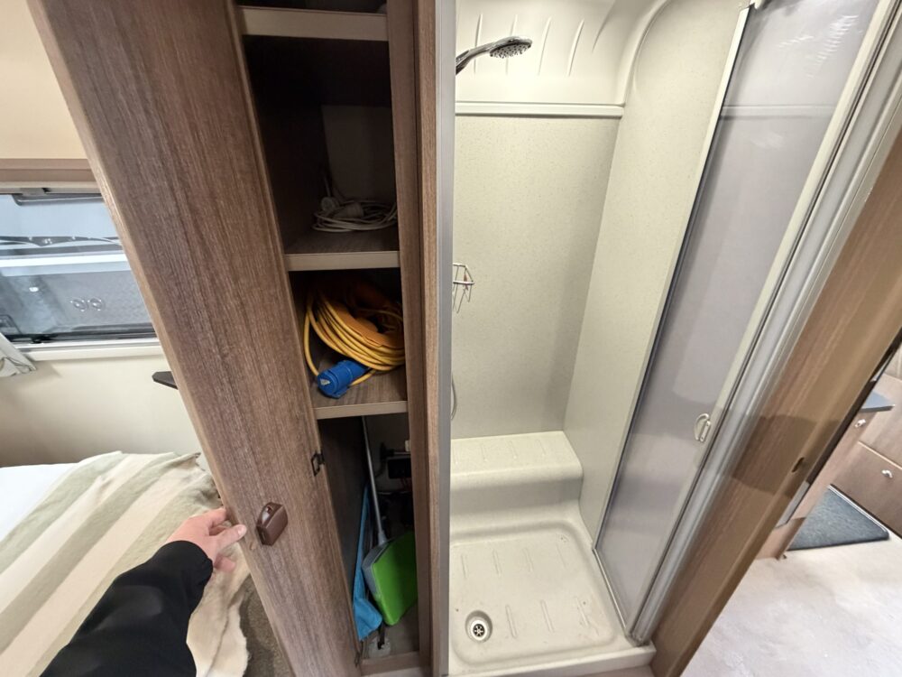 2019 Bailey Unicorn Pamplona 21ft Centre Bathroom Rear Bed – image 5 of 15