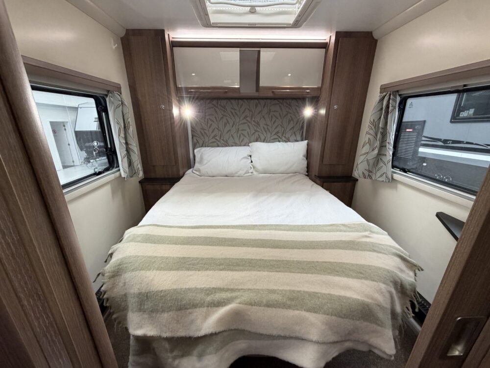 2019 Bailey Unicorn Pamplona 21ft Centre Bathroom Rear Bed – image 7 of 15