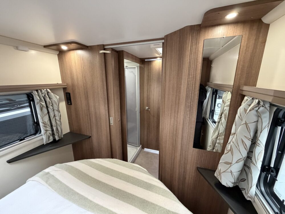 2019 Bailey Unicorn Pamplona 21ft Centre Bathroom Rear Bed – image 9 of 15