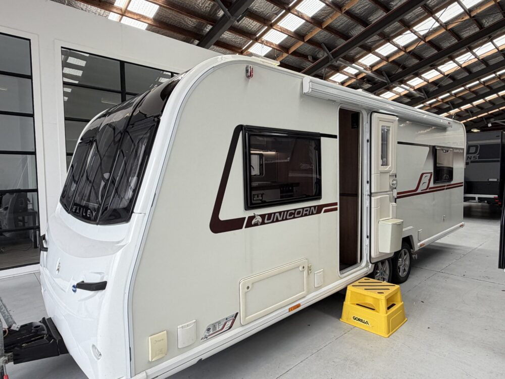 2019 Bailey Unicorn Pamplona 21ft Centre Bathroom Rear Bed – image 10 of 15