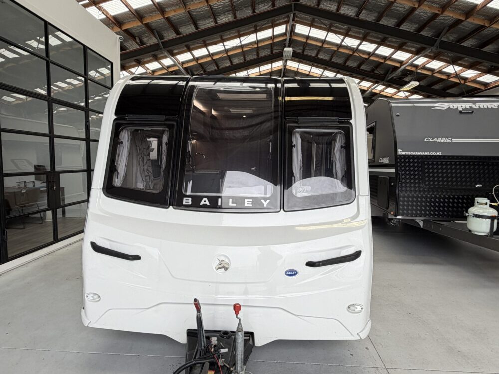 2019 Bailey Unicorn Pamplona 21ft Centre Bathroom Rear Bed – image 11 of 15