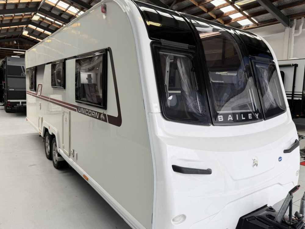 2019 Bailey Unicorn Pamplona 21ft Centre Bathroom Rear Bed – image 12 of 15