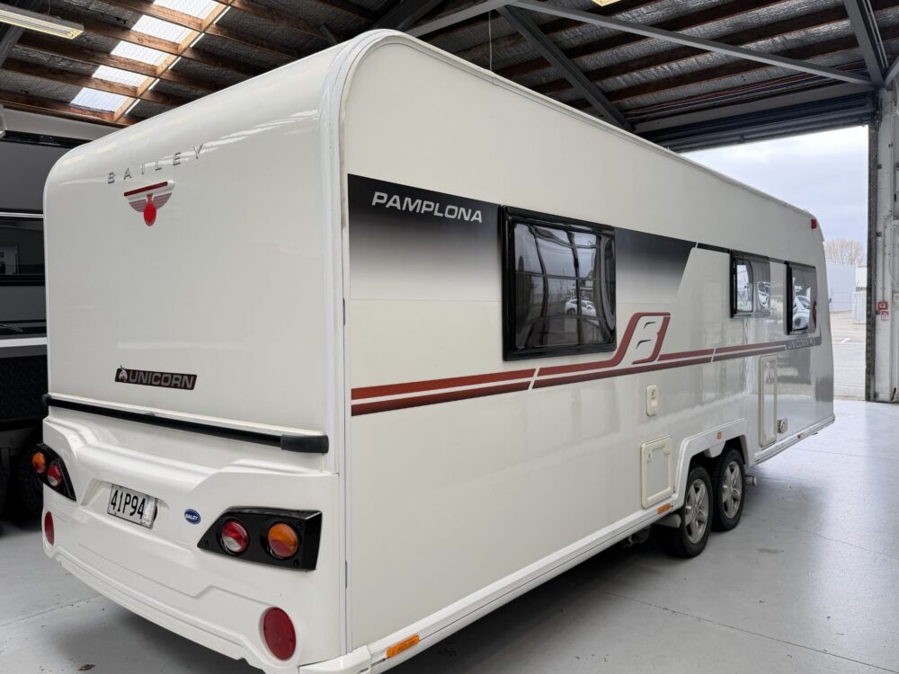 2019 Bailey Unicorn Pamplona 21ft Centre Bathroom Rear Bed – image 14 of 15