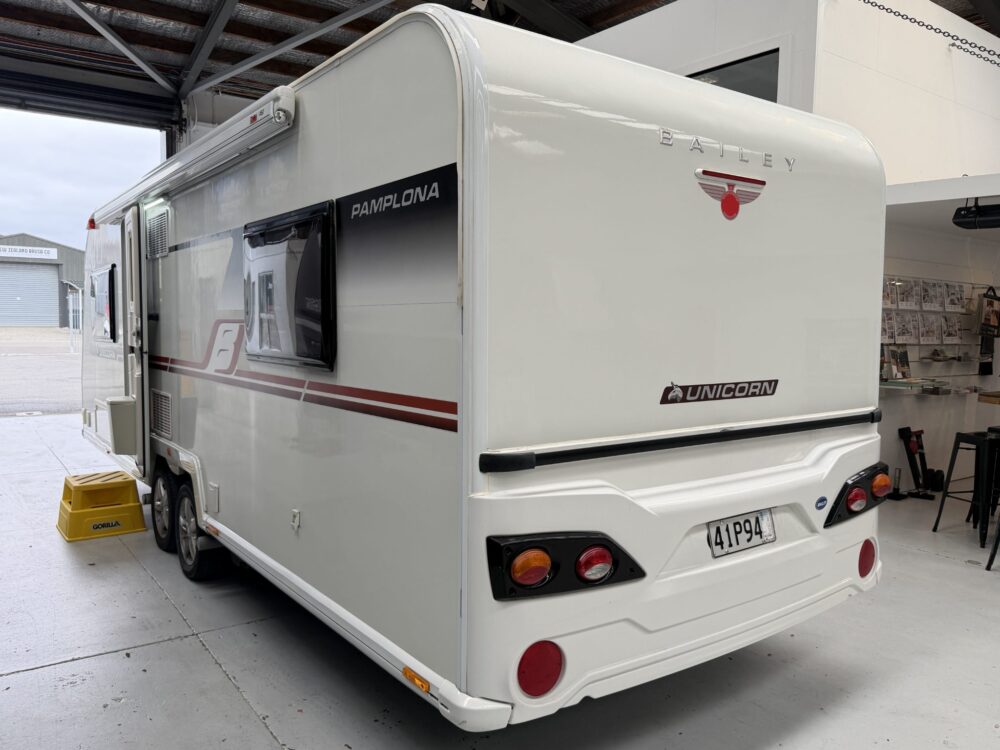 2019 Bailey Unicorn Pamplona 21ft Centre Bathroom Rear Bed – image 15 of 15