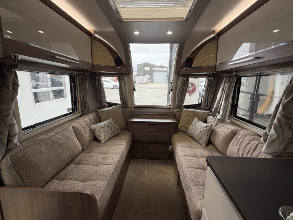 2019 Bailey Unicorn Pamplona 21ft Centre Bathroom Rear Bed - image 7 of 15