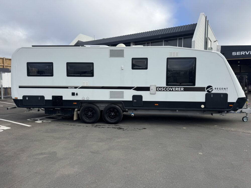 2023 Regent Discoverer 23'6ft Centre Bathroom – image 8 of 20