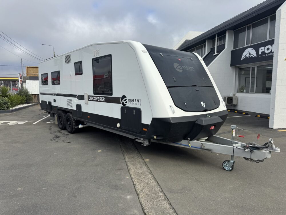 2023 Regent Discoverer 23'6ft Centre Bathroom – image 9 of 20