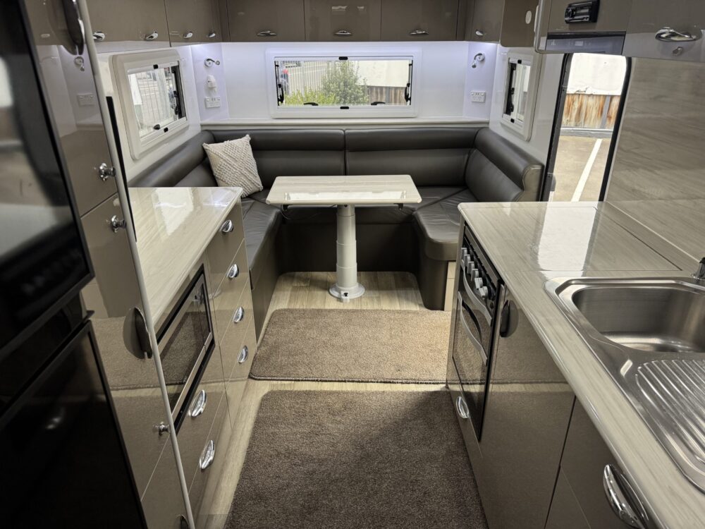 2023 Regent Discoverer 23'6ft Centre Bathroom – image 11 of 20