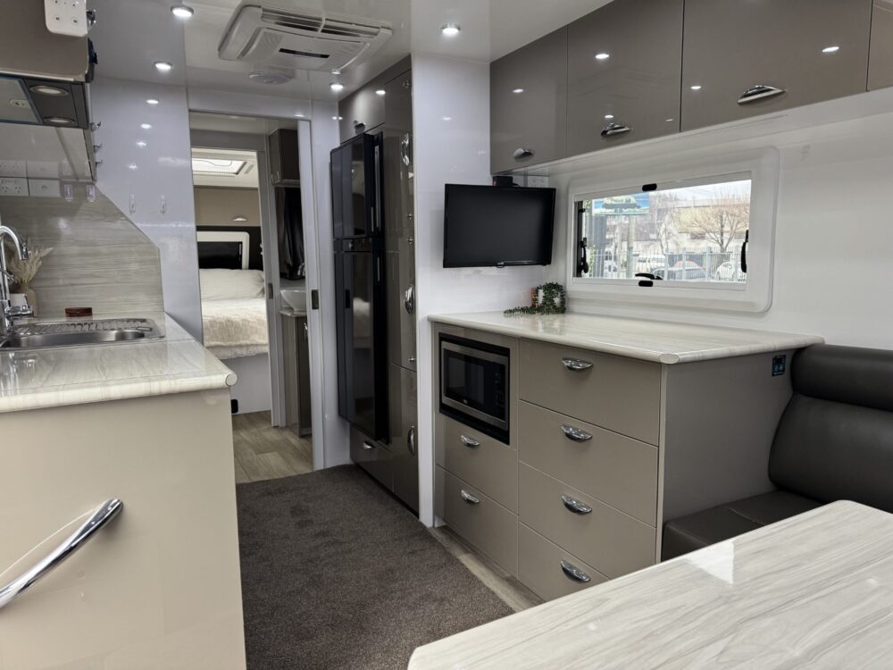 2023 Regent Discoverer 23'6ft Centre Bathroom – image 12 of 20