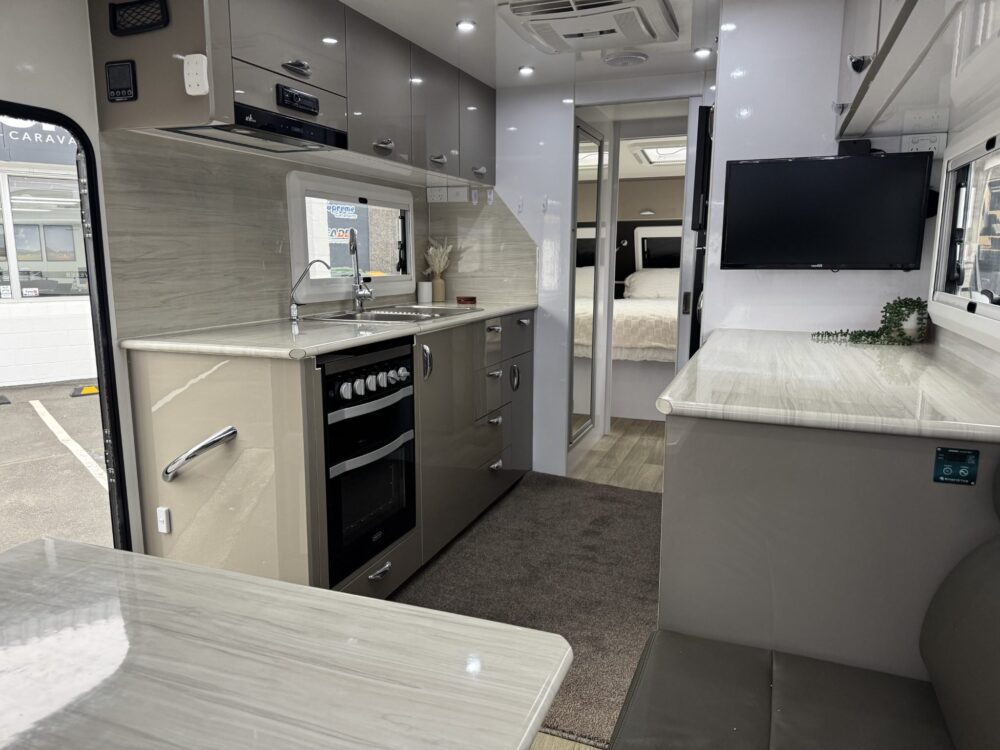 2023 Regent Discoverer 23'6ft Centre Bathroom – image 13 of 20