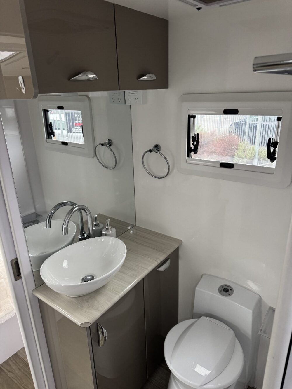2023 Regent Discoverer 23'6ft Centre Bathroom – image 14 of 20