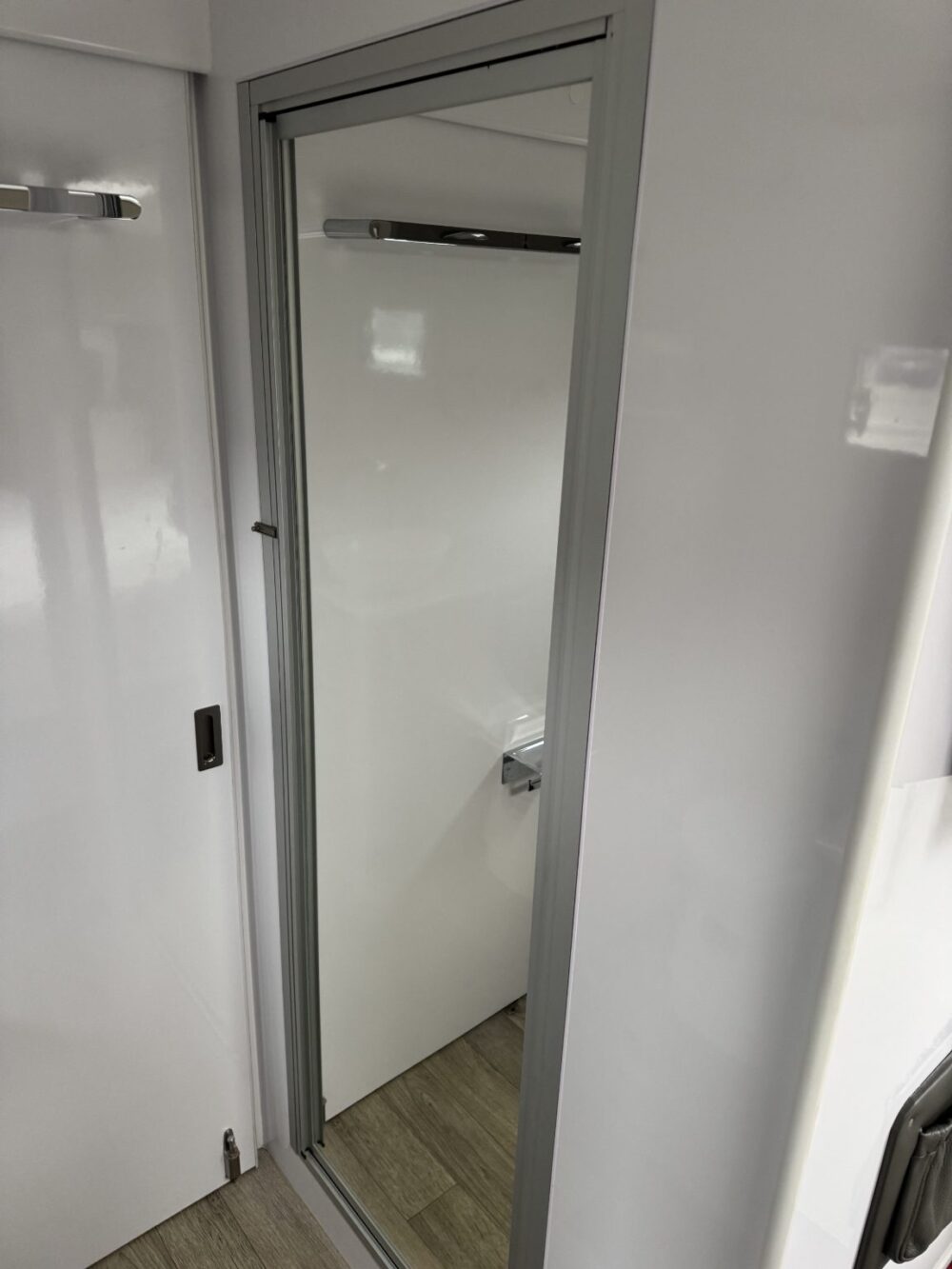 2023 Regent Discoverer 23'6ft Centre Bathroom – image 15 of 20
