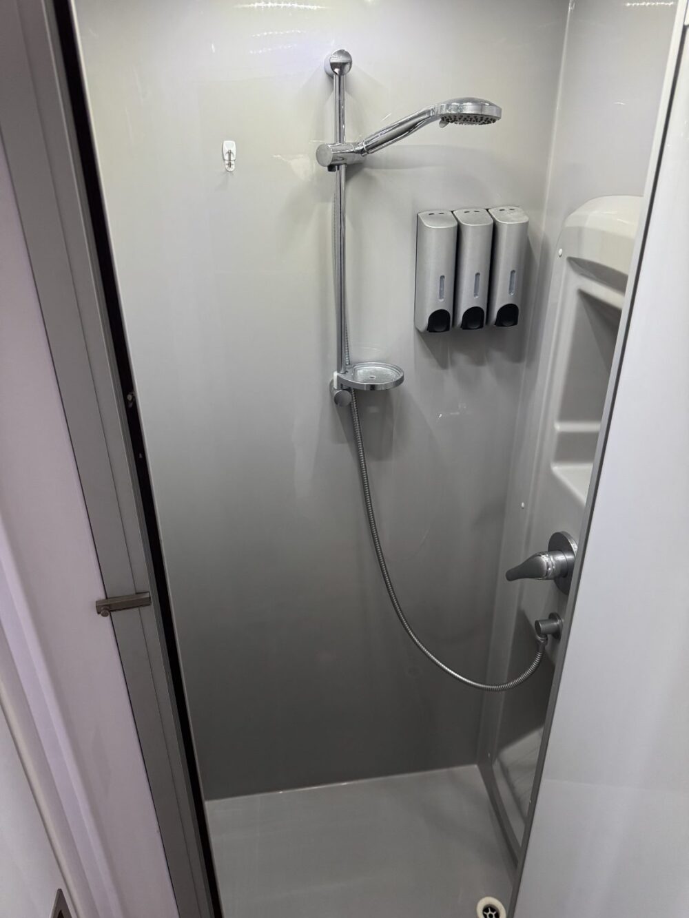2023 Regent Discoverer 23'6ft Centre Bathroom – image 16 of 20