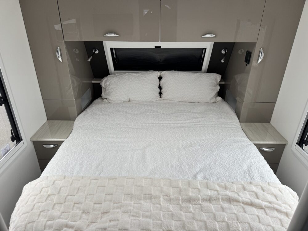 2023 Regent Discoverer 23'6ft Centre Bathroom – image 17 of 20