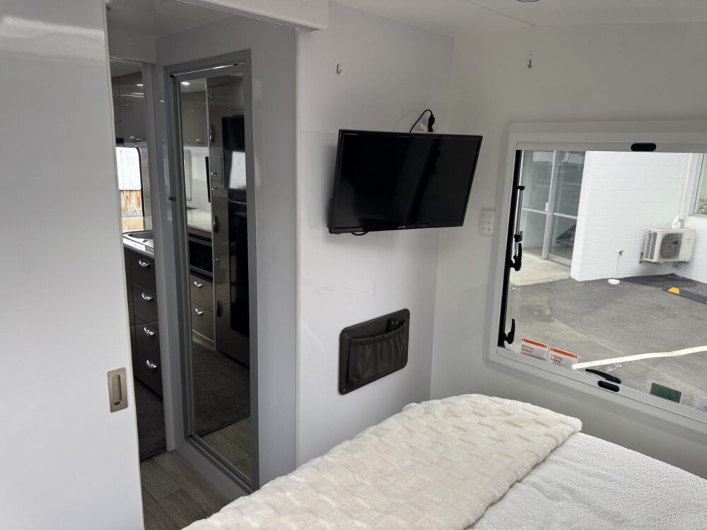 2023 Regent Discoverer 23'6ft Centre Bathroom – image 18 of 20