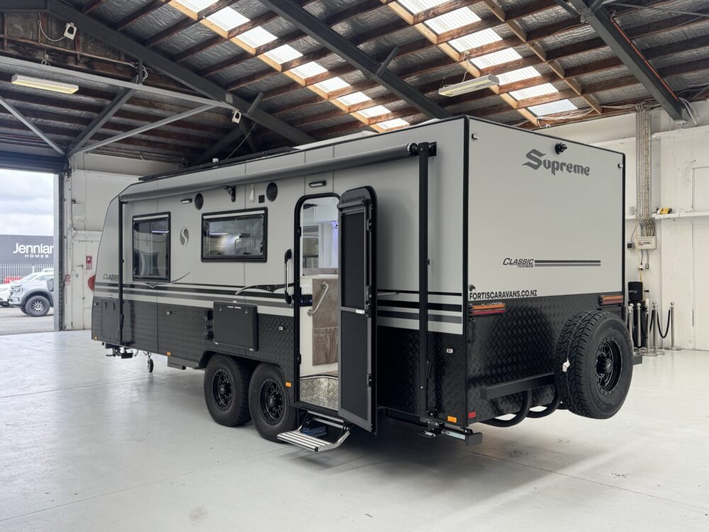 2026 Supreme Classic Tourer 20.6ft Club Seating - image 5 of 14