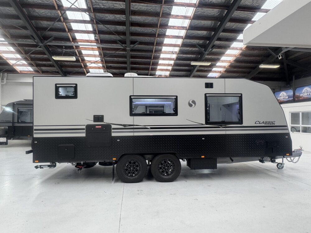2026 Supreme Classic Tourer 20.6ft Club Seating - image 8 of 14