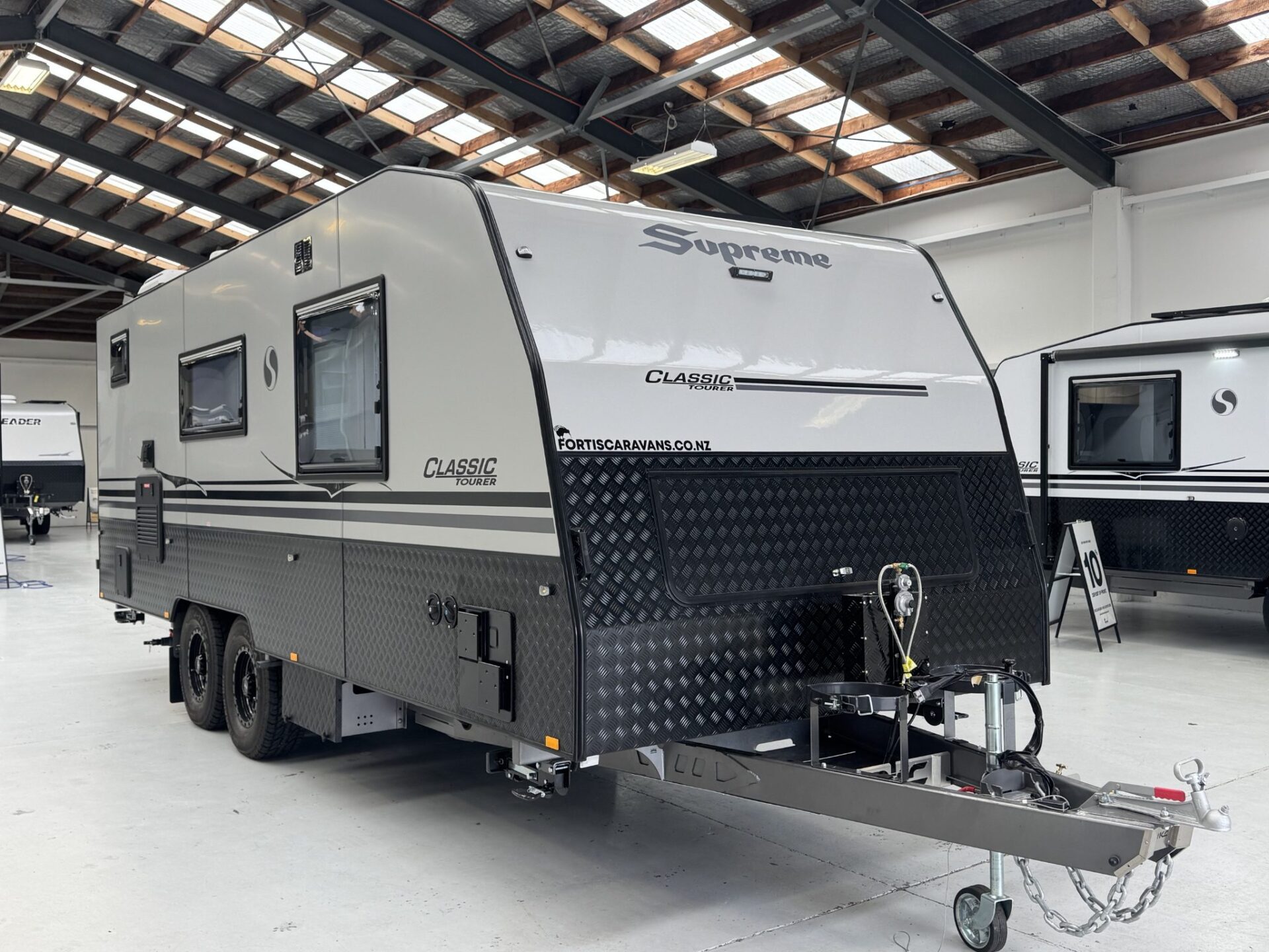 2026 Supreme Classic Tourer 20.6ft Club Seating - image 9 of 14