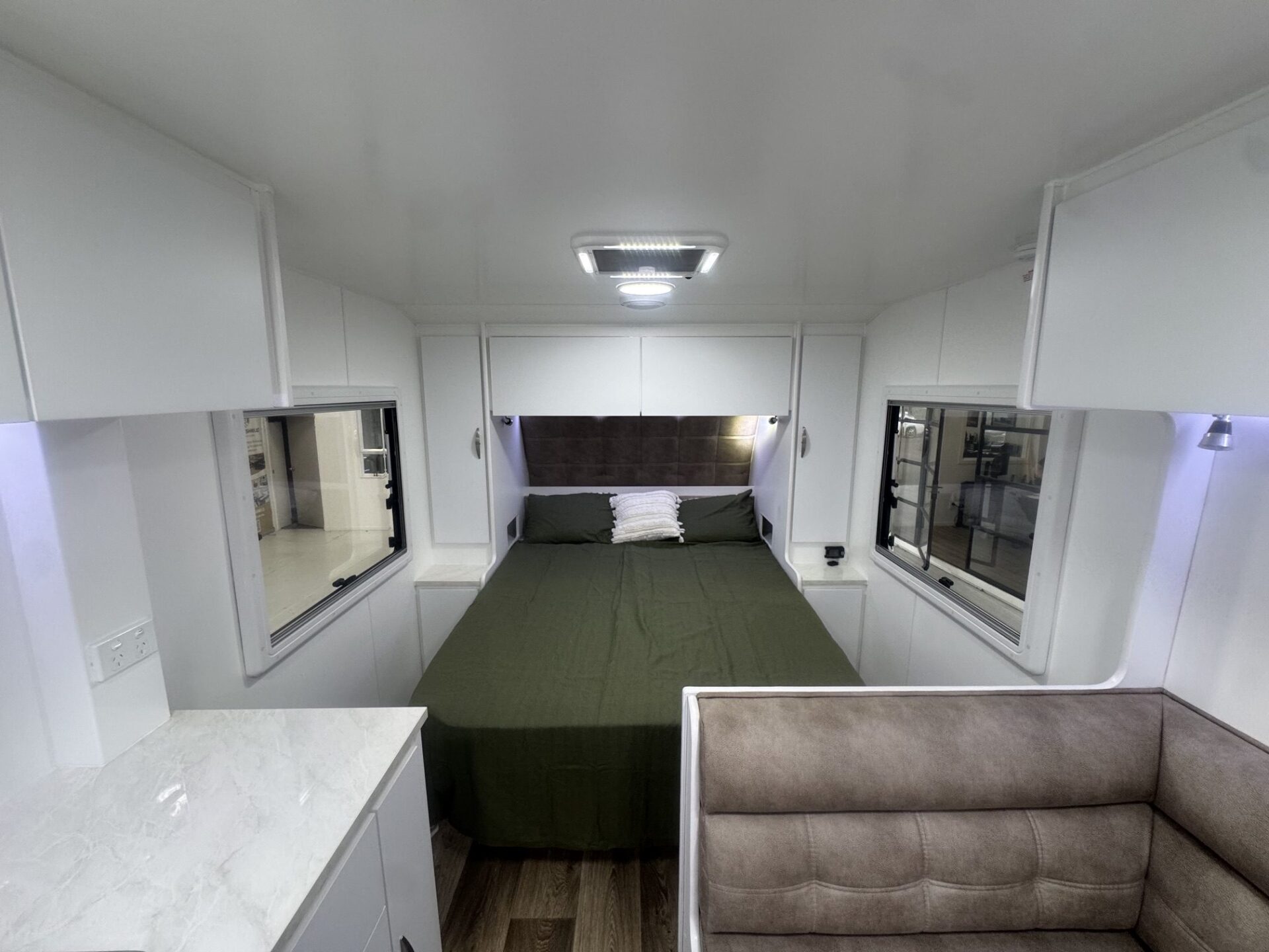 2026 Supreme Classic Tourer 20.6ft Club Seating - image 13 of 14