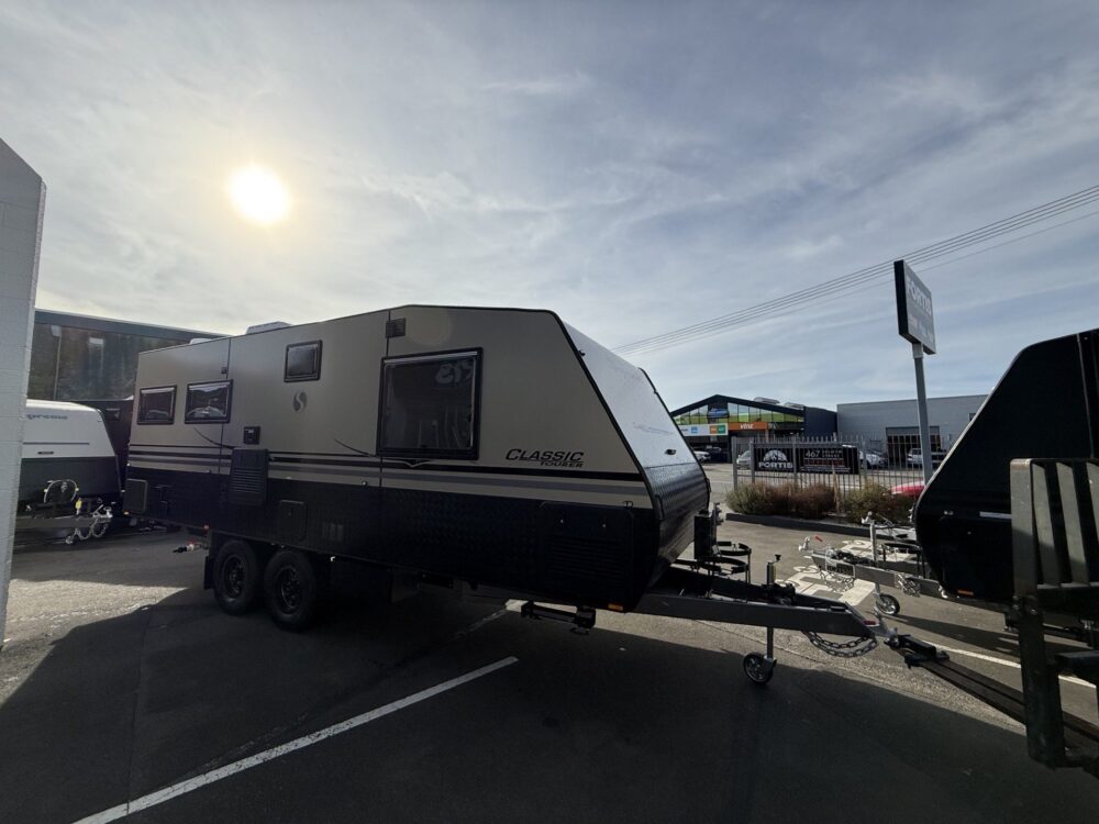 2026 Supreme Classic Tourer 22ft Centre Bathroom – image 2 of 19