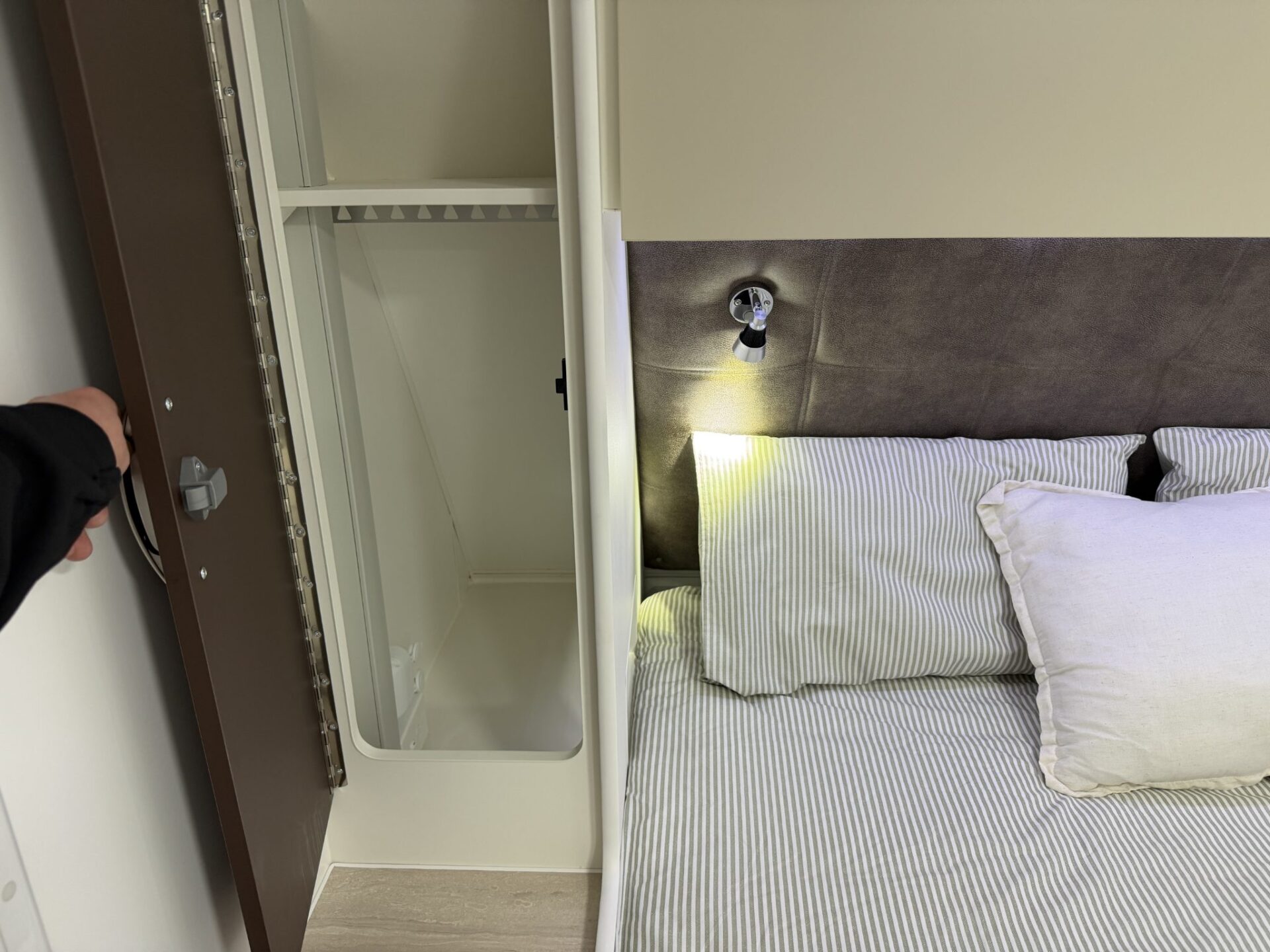 2026 Supreme Classic Tourer 22ft Centre Bathroom - image 3 of 19