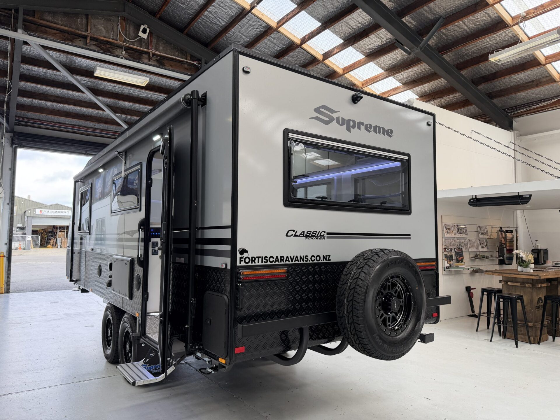 2026 Supreme Classic Tourer 22ft Centre Bathroom - image 5 of 19