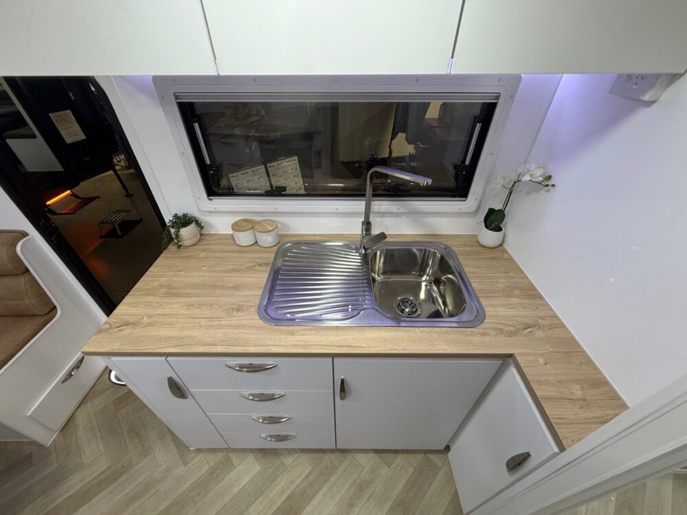 2026 Supreme Classic Tourer 22ft Centre Bathroom – image 9 of 19