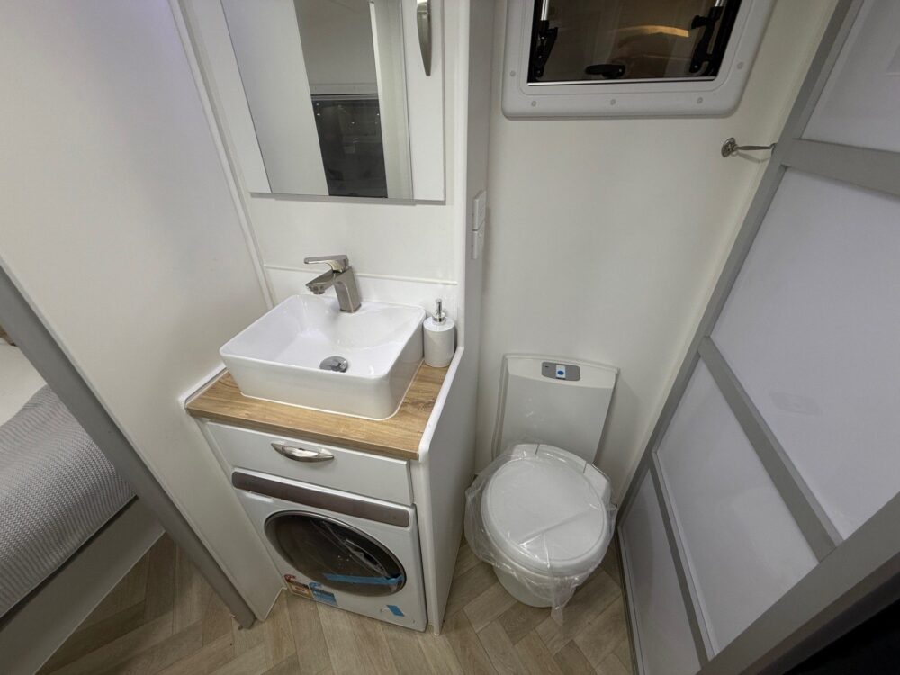 2026 Supreme Classic Tourer 22ft Centre Bathroom – image 13 of 19