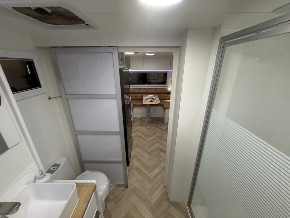 2026 Supreme Classic Tourer 22ft Centre Bathroom – image 14 of 19