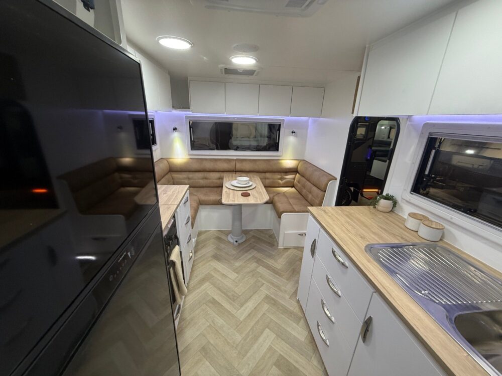 2026 Supreme Classic Tourer 22ft Centre Bathroom – image 16 of 19