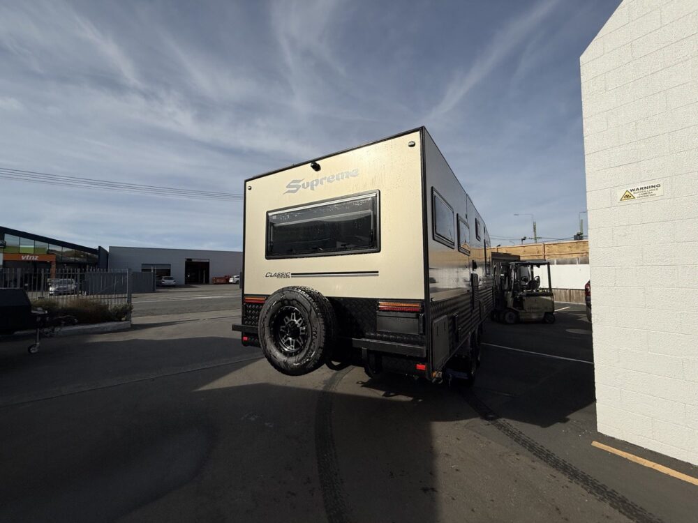 2026 Supreme Classic Tourer 22ft Centre Bathroom – image 17 of 19