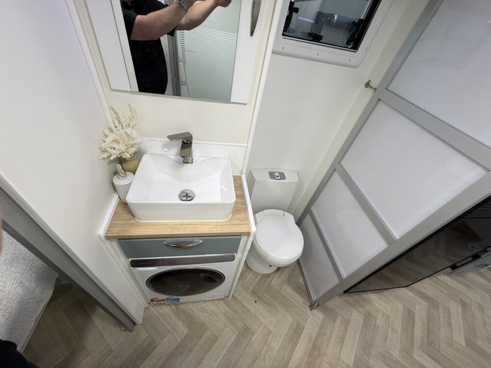 2026 Supreme Classic Tourer 22ft Centre Bathroom Rear Club - image 17 of 19