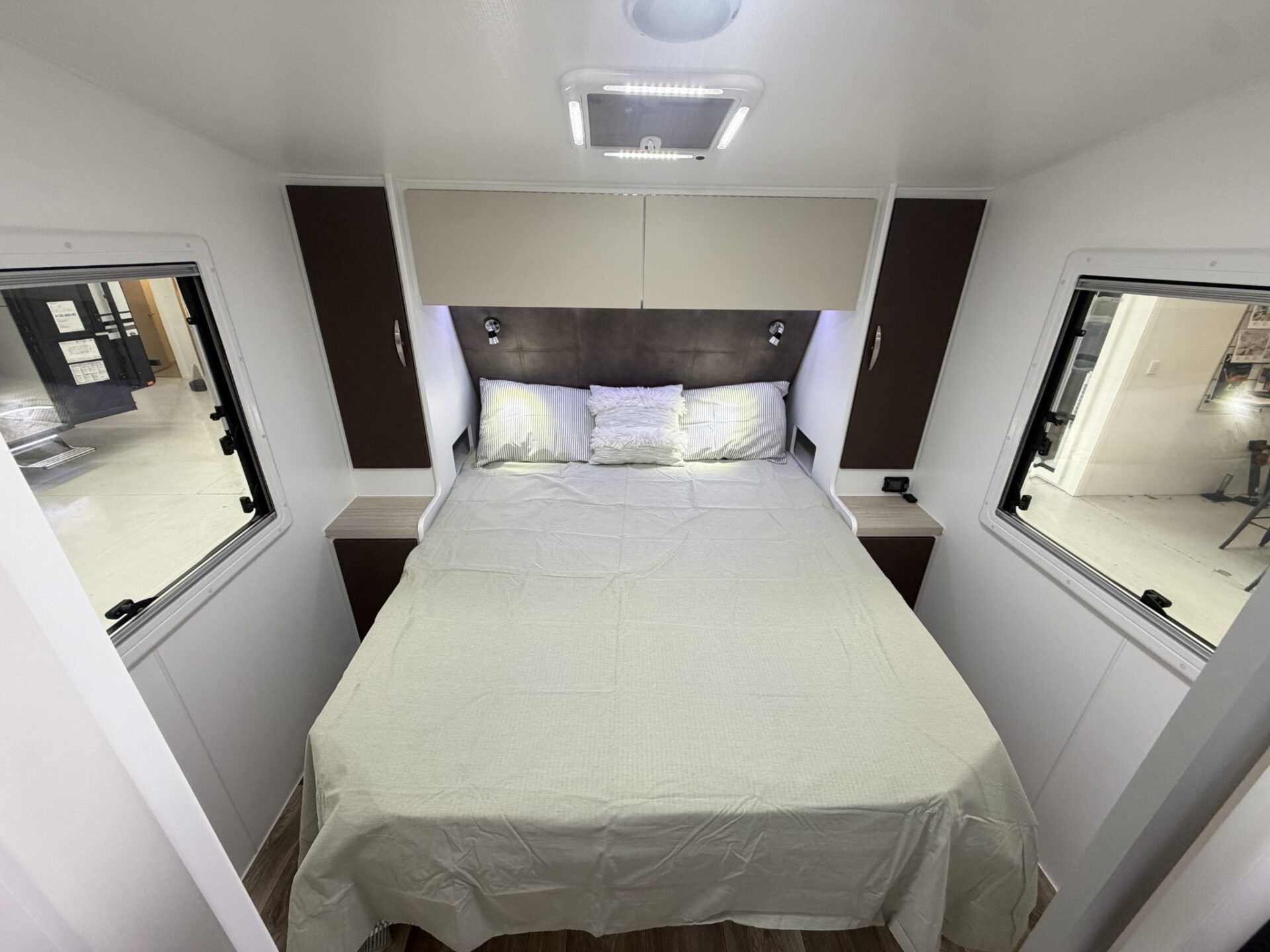2026 Supreme Classic Tourer 24.6ft Club Seating - image 12 of 14
