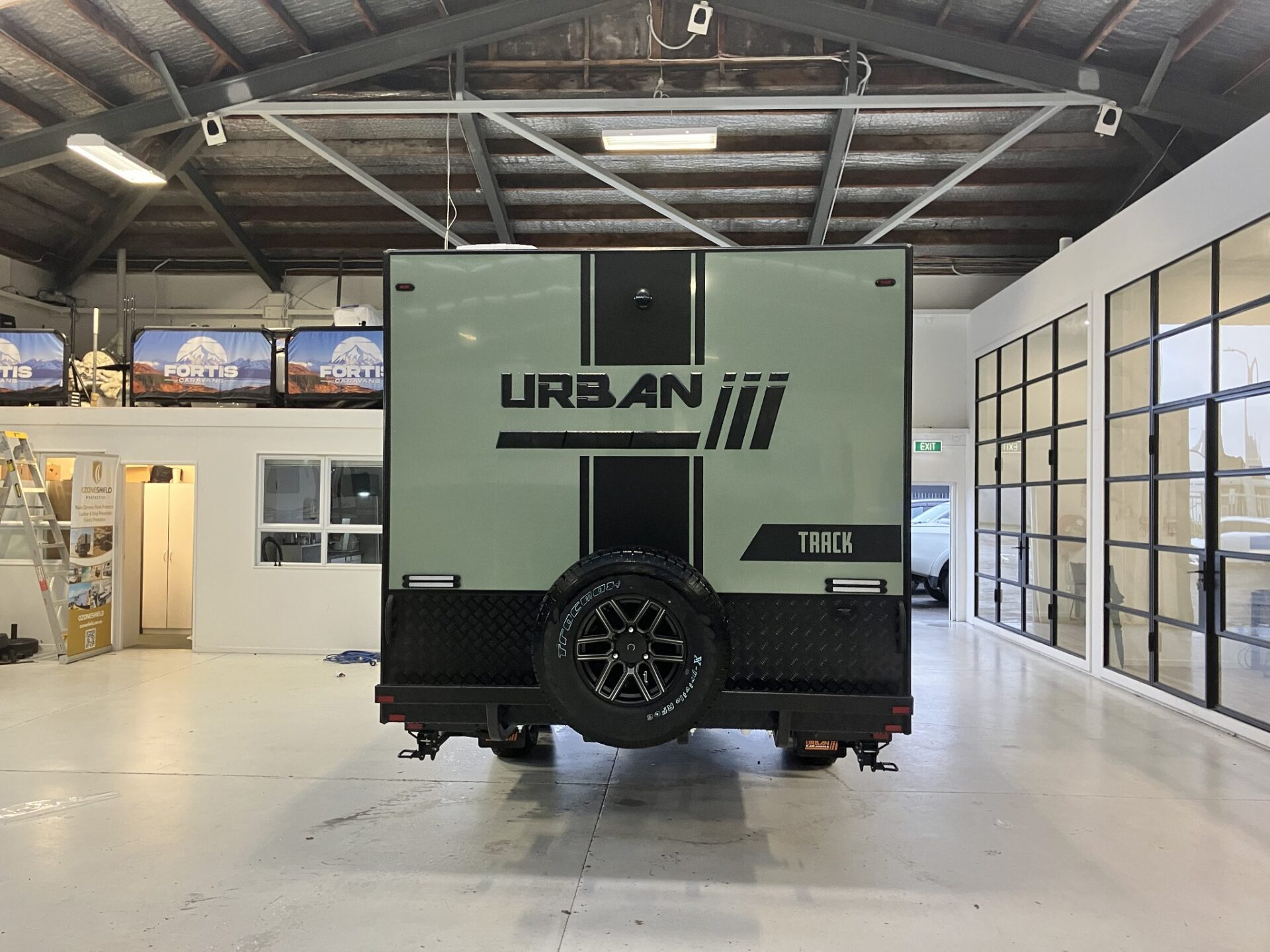 2026 Urban Tungsten Track 20ft Full Side Club - image 4 of 13